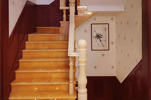 白鹭湖管理区中式别墅室内汉白玉石楼梯的定制安装装饰效果