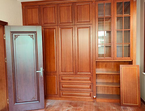 白鹭湖管理区中式家庭装修里定制的实木衣柜效果图